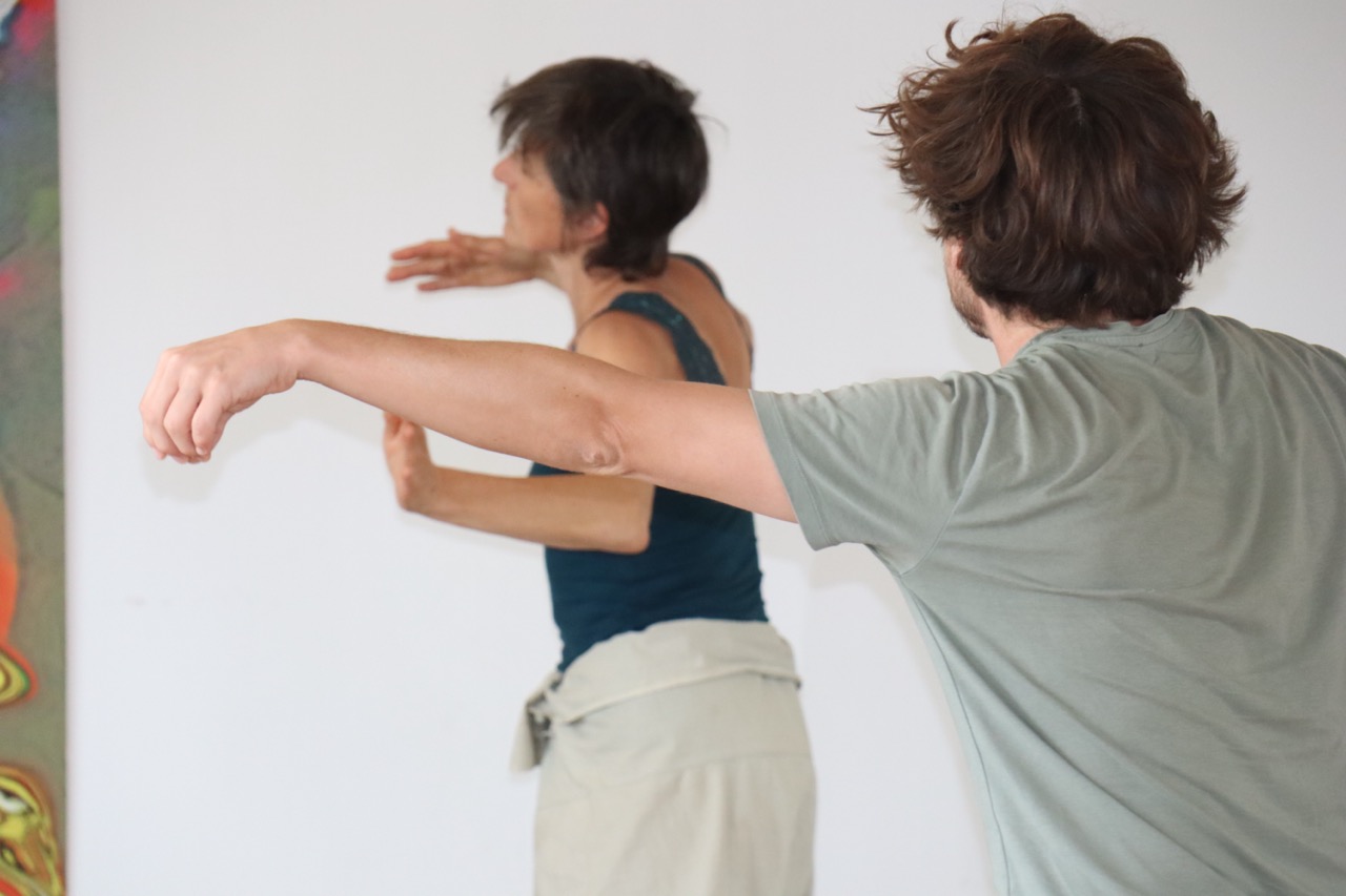 deux danseurs pratiquant la danse thérapie