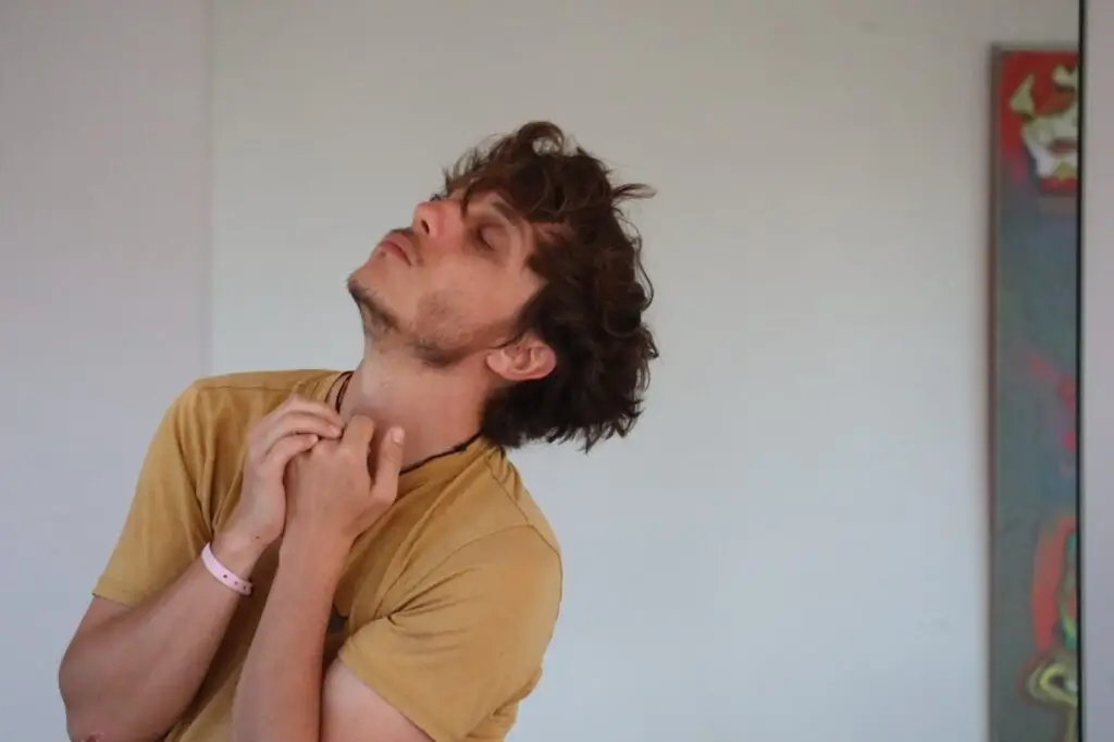 Danseur pratiquant la danse thérapie