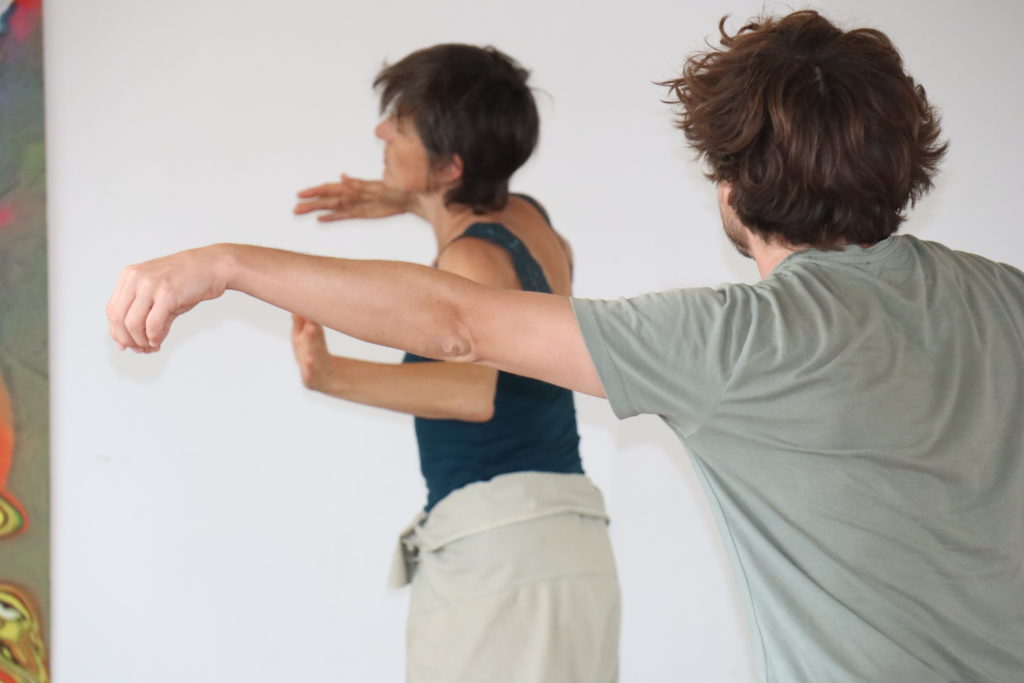 Un danseur et une danseuse pratiquant la danse-thérapie