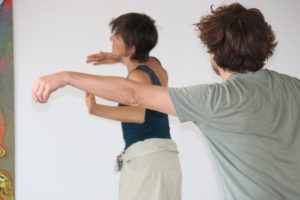 Un danseur et une danseuse pratiquant la danse-thérapie