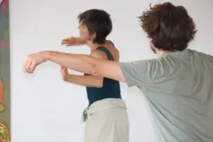 Un danseur et une danseuse pratiquant la danse-thérapie