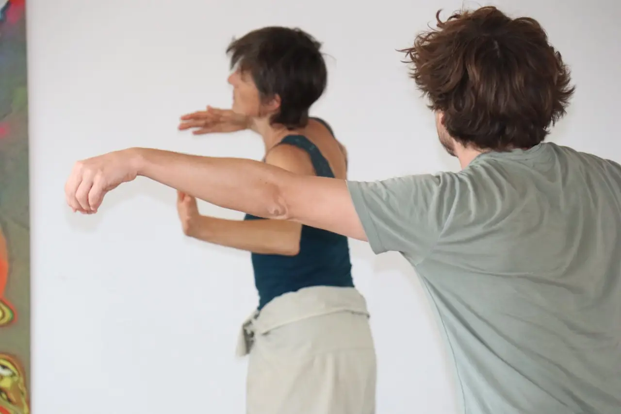 deux danseurs pratiquant la danse thérapie