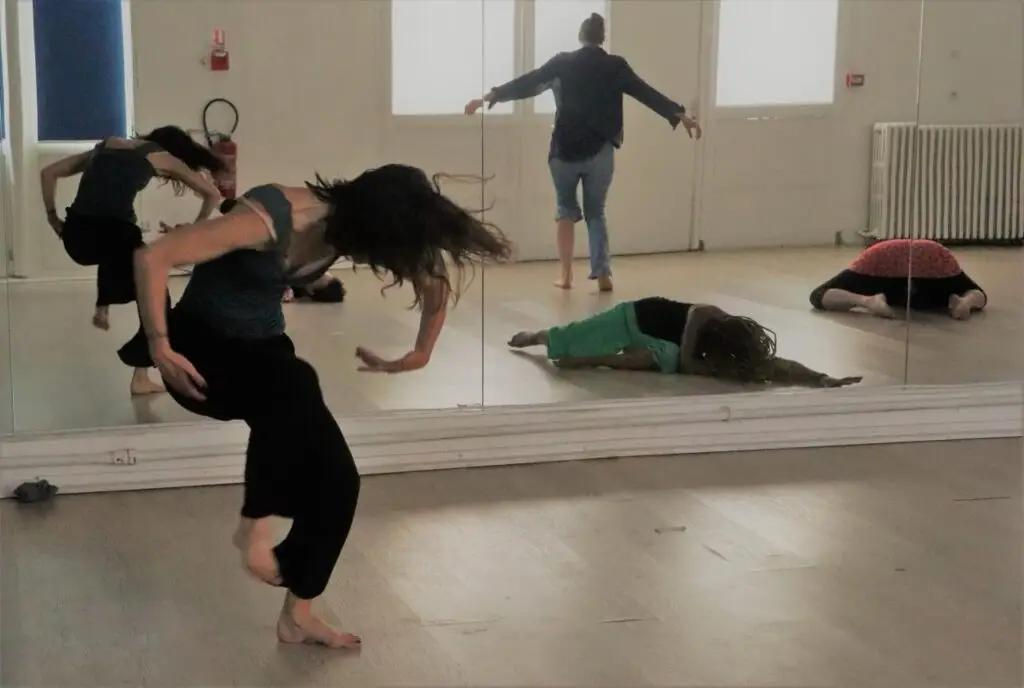 Danseuse pratiquant la danse thérapie