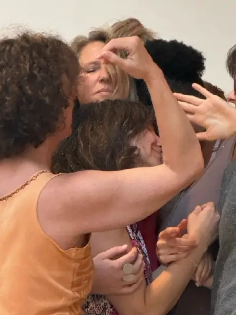 Groupe de danseuses pratiquant une séance collective de danse thérapie