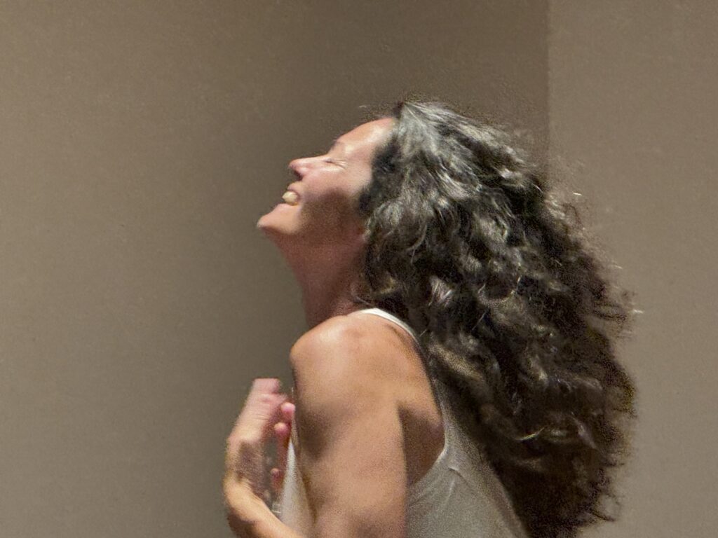 Danseuse pratqiaquant la danse thérapie