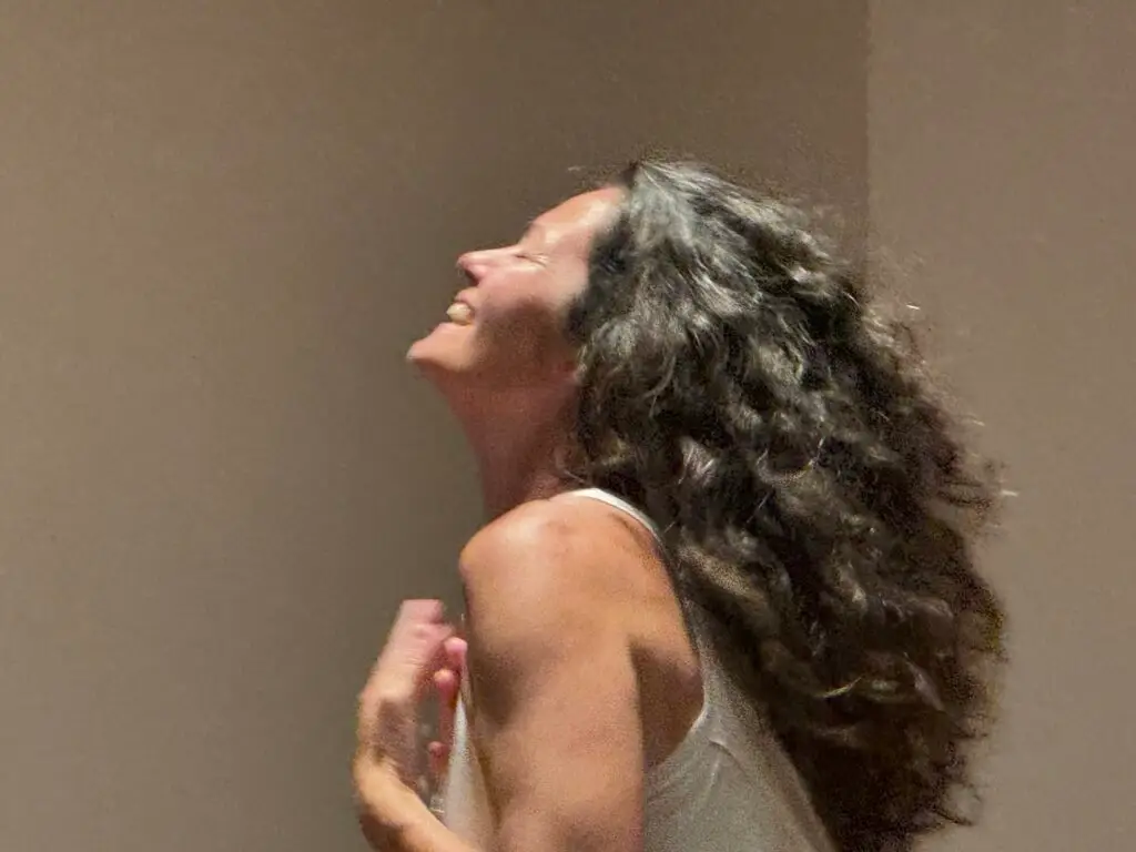 Danseuse pratqiaquant la danse thérapie